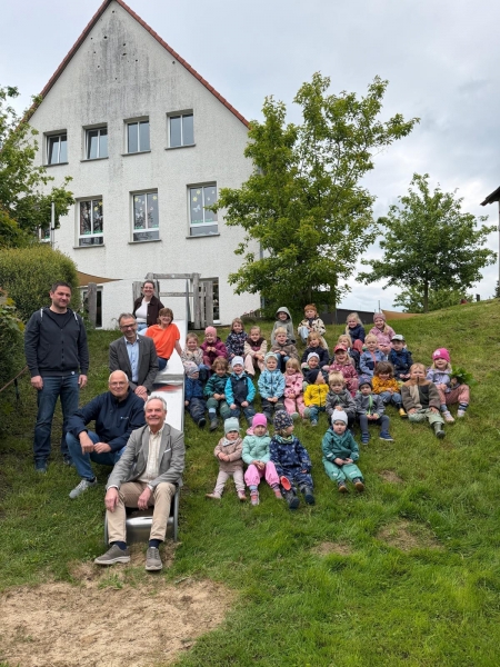 Franz Smuga (Kita-Leitung St. Kilian Lichtenau), Diethelm Krause (Präsident KSB Paderborn), Hans-Norbert Blome (Techniker Krankenkasse), Reinhard Piepenbrock (Rotary Club Paderborn Stadt und Land), Ute Dülfer (Bürgermeisterin der Stadt Lichtenau), Carina Moss (KSB Paderborn) und die Kinder der Kita St. Kilian in Lichtenau. © KreisSportBund Paderborn e.V.